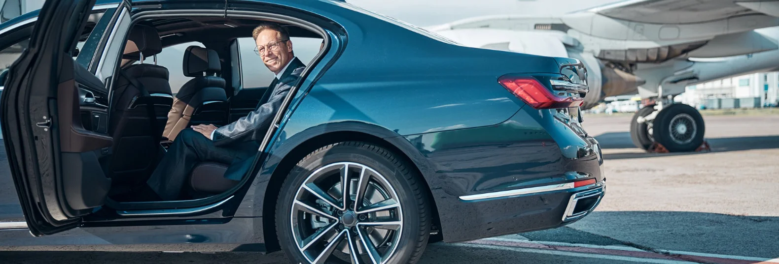 Pre-Book or On-Arrival? Best Way to Book an Airport Chauffeur Service