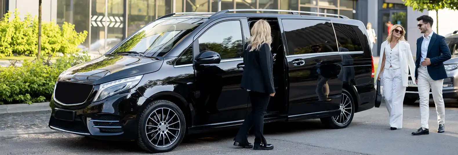 8 Reasons to Hire a Corporate Chauffeur for Business Meetings in London