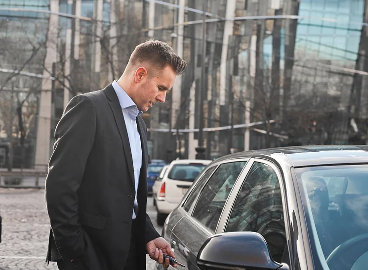 Professional Chauffeur Navigating High-Traffic Routes — London Wheels Limo